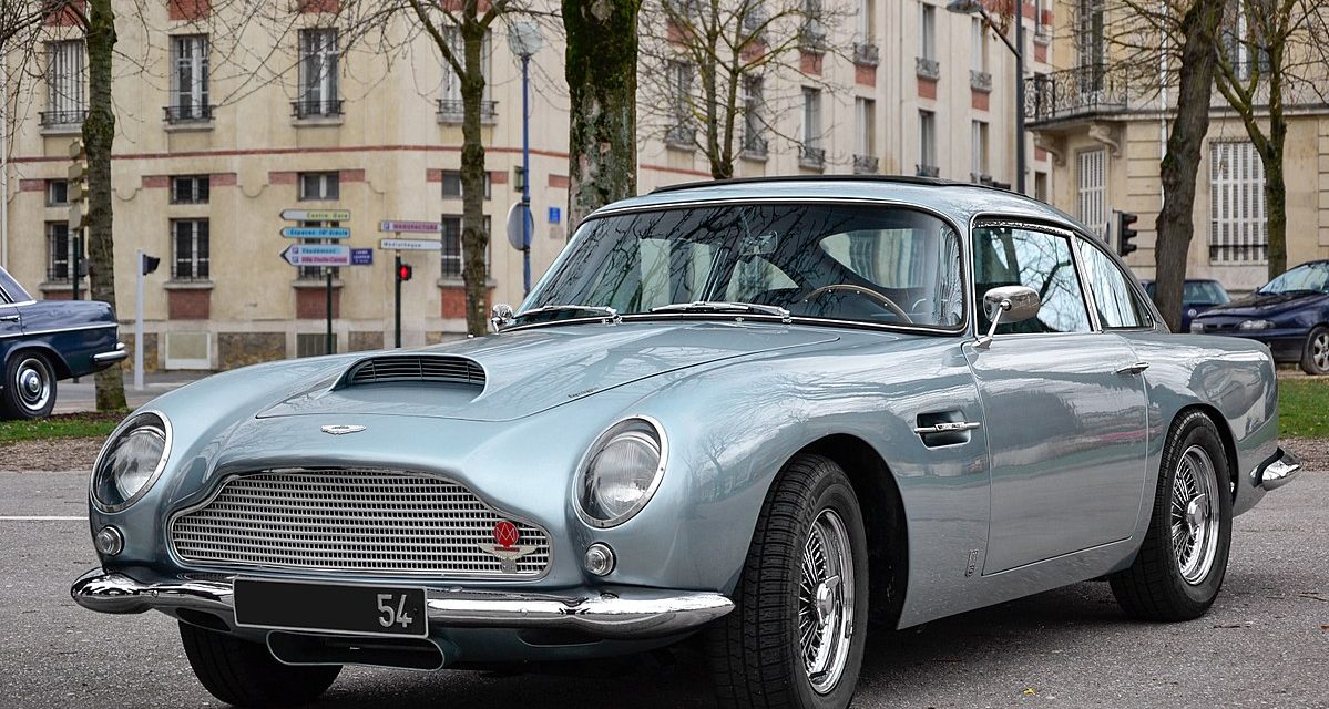 L’Aston Martin DB5 de James Bond au Salon Retro de Paris